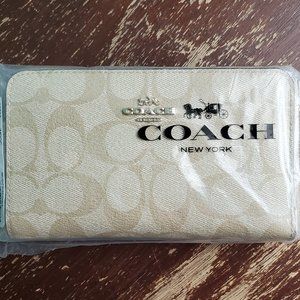 *Brand New* Coach Medium ID Zip Wallet In Signature Canvas